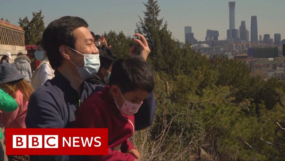 Coronavirus: People in Beijing begin to head outdoors – BBC News