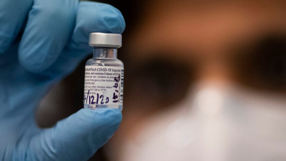 Pfizer and Moderna testing vaccines on UK coronavirus variant