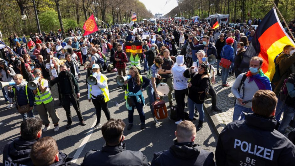 Hundreds rally against German COVID-19 lockdown law