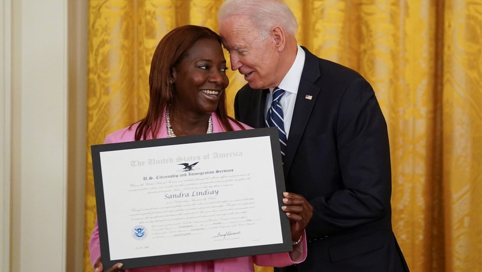 Biden honors Queens nurse who got nation’s first COVID-19 vaccine