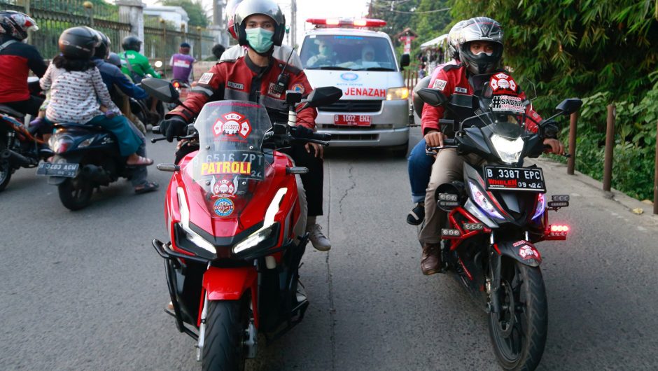 Indonesian bikers brave COVID-19 surge to escort ambulances