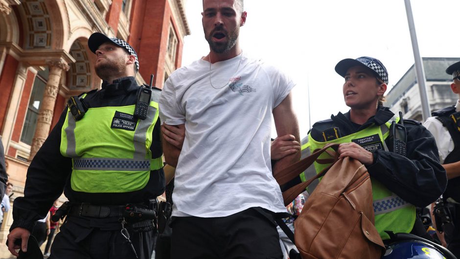 Anti-COVID-19 vaccine mob in London clashes with cops