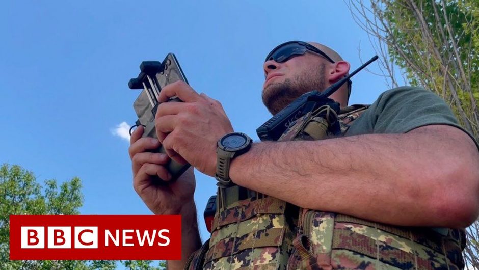 The Ukrainian volunteers using drones to defend against the Russians – BBC News