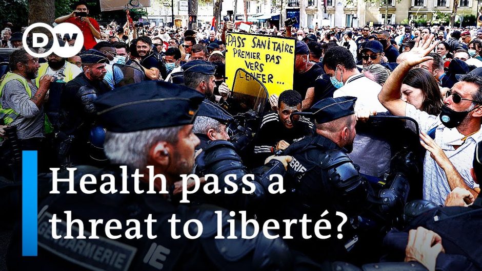 Paris police clash with protesters over COVID 'health pass' | DW News